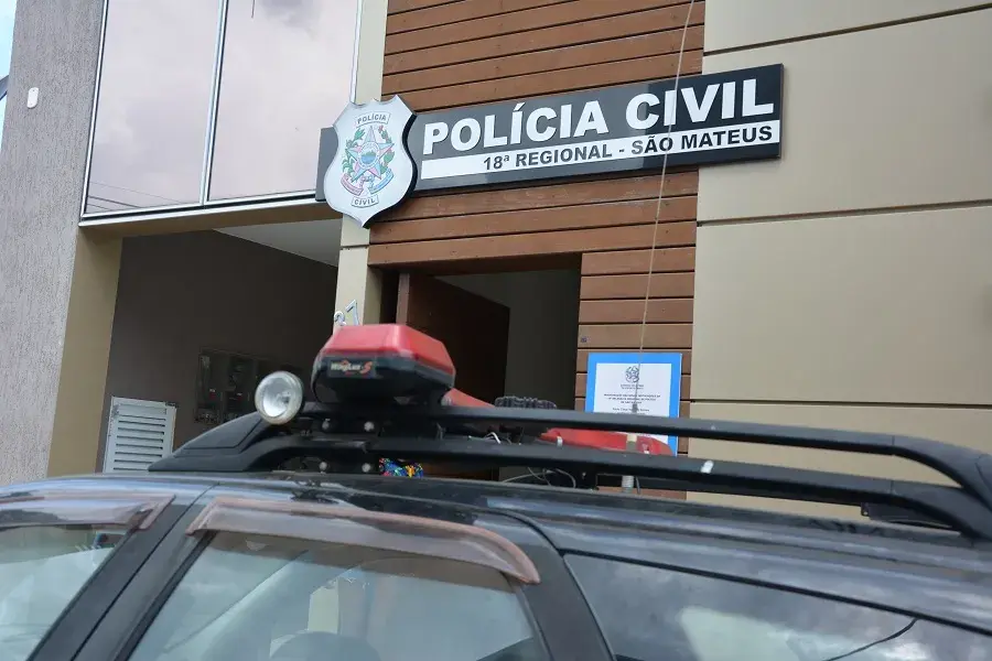 Polícia identifica quatro adolescentes suspeitos de incendiar veículos na Secretaria de Educação de São Mateu